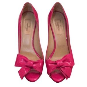 Valentino Garavani Bow peep toe.